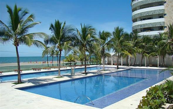 Amplio De 3 Alcobas Edificio Primera Linea De Playa Apartamento
