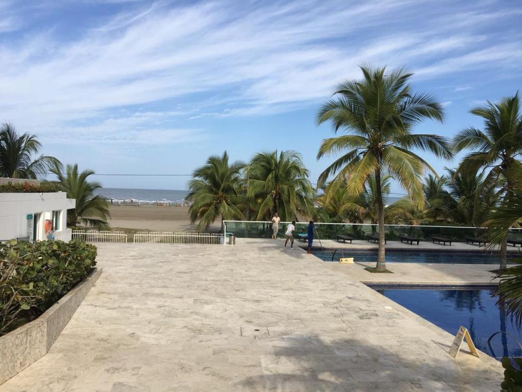 Amplio De 3 Alcobas Edificio Primera Linea De Playa Apartamento *