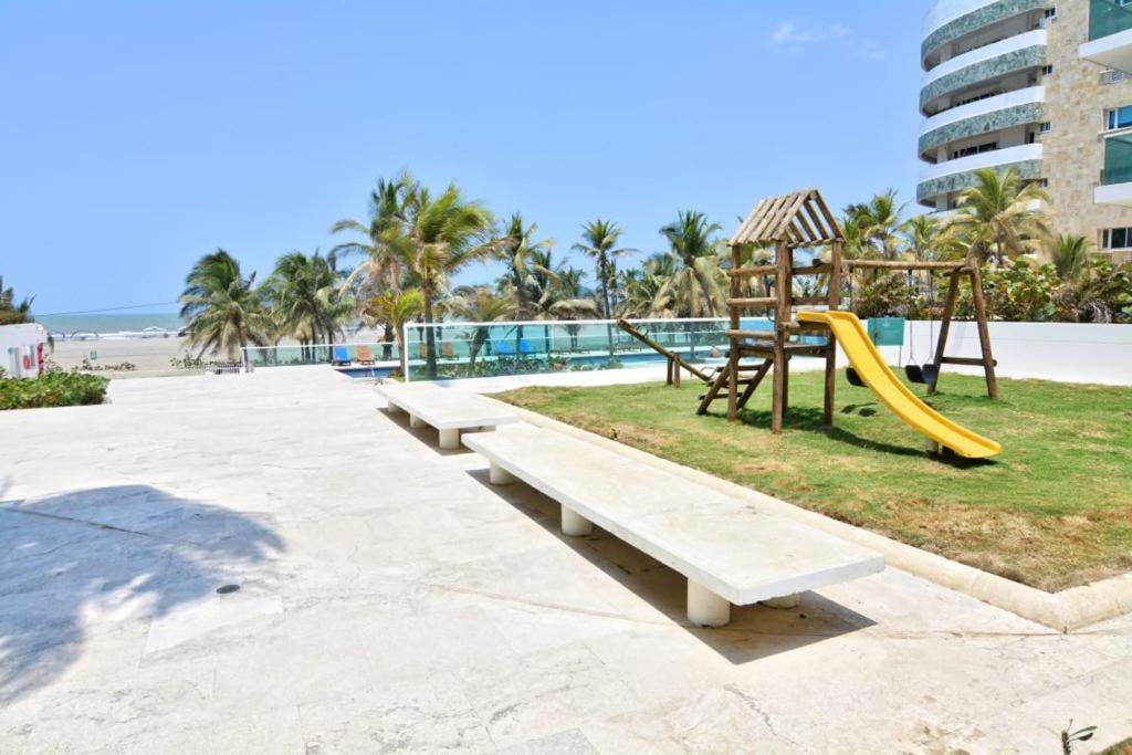 Amplio De 3 Alcobas Edificio Primera Linea De Playa Apartamento