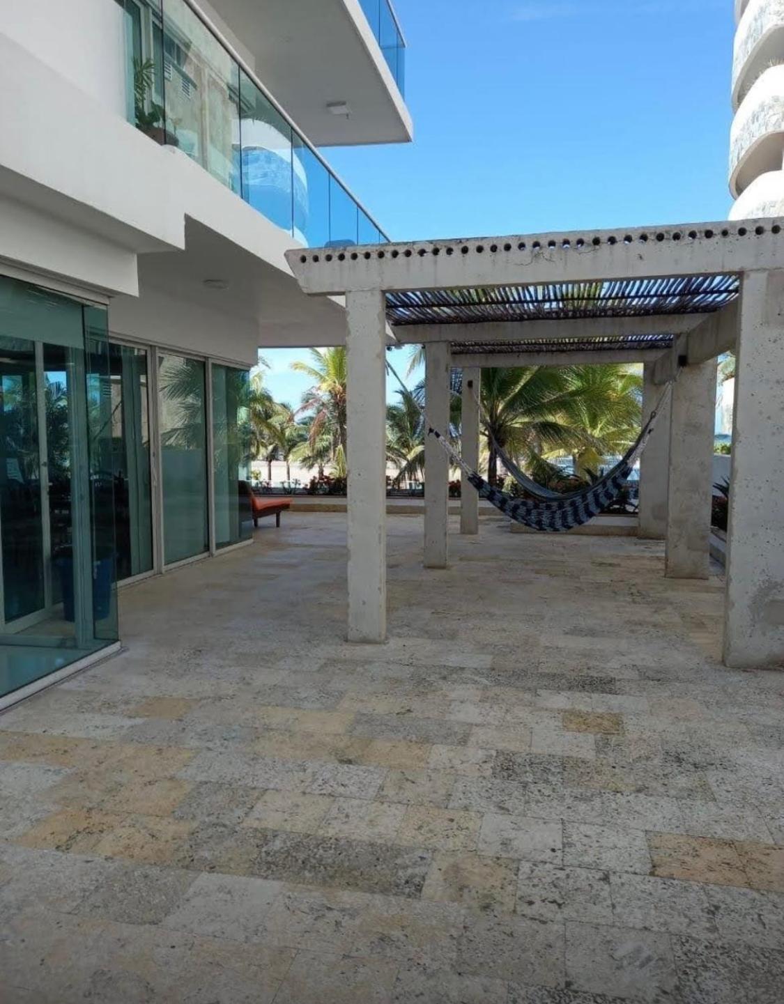 Amplio De 3 Alcobas Edificio Primera Linea De Playa Apartamento *