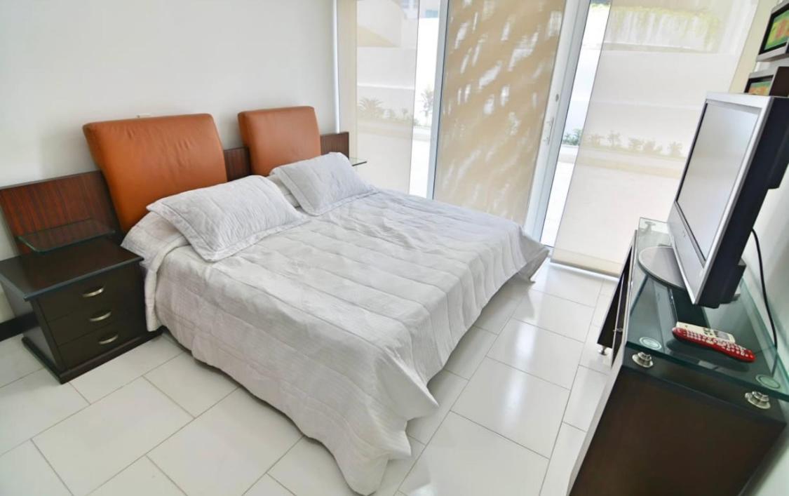 Apartamento Amplio De 3 Alcobas Edificio Primera Linea De Playa Cartagena