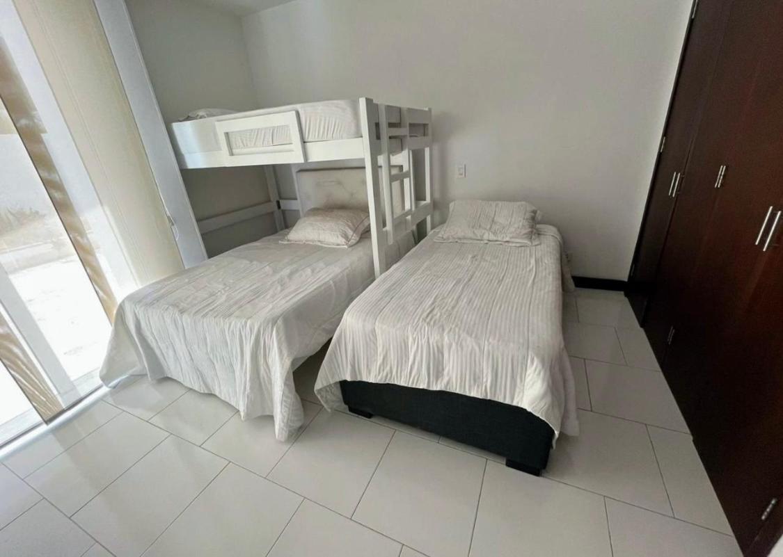 Apartamento Amplio De 3 Alcobas Edificio Primera Linea De Playa